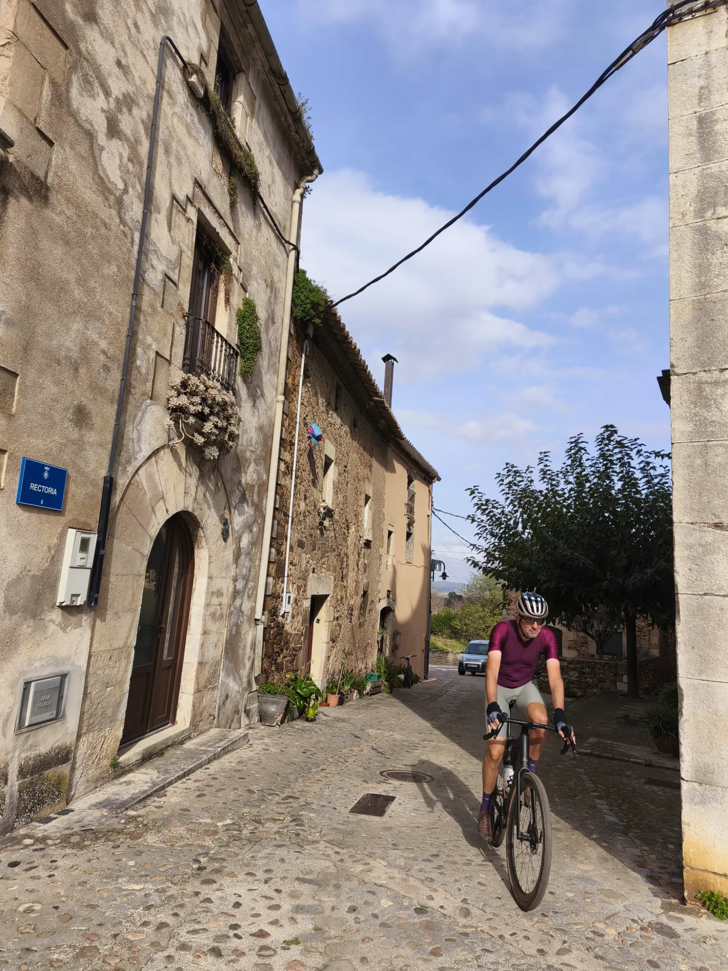 Fietsen door historisch dorpje in Girona