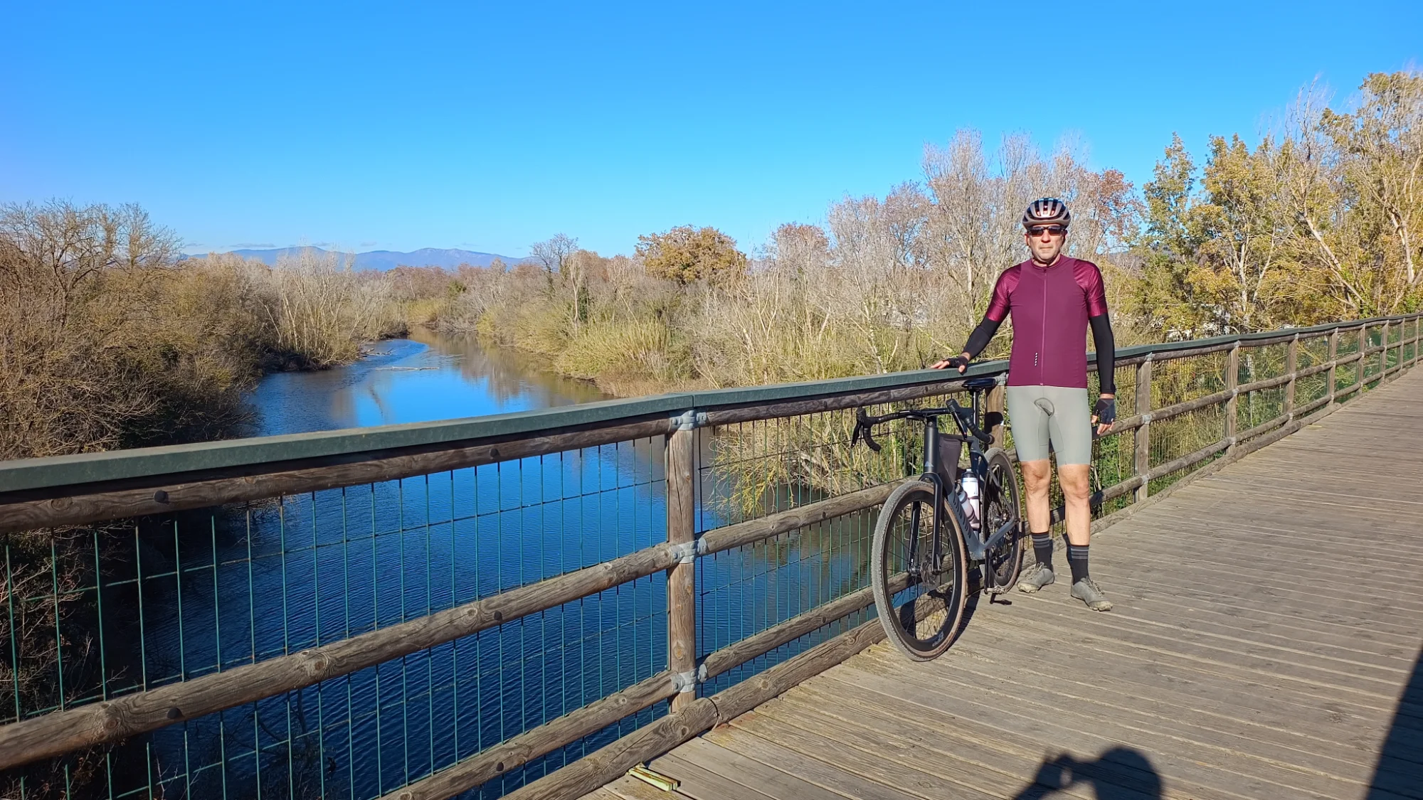 Arno op de brug met de Pyreneeën op de achtergrond