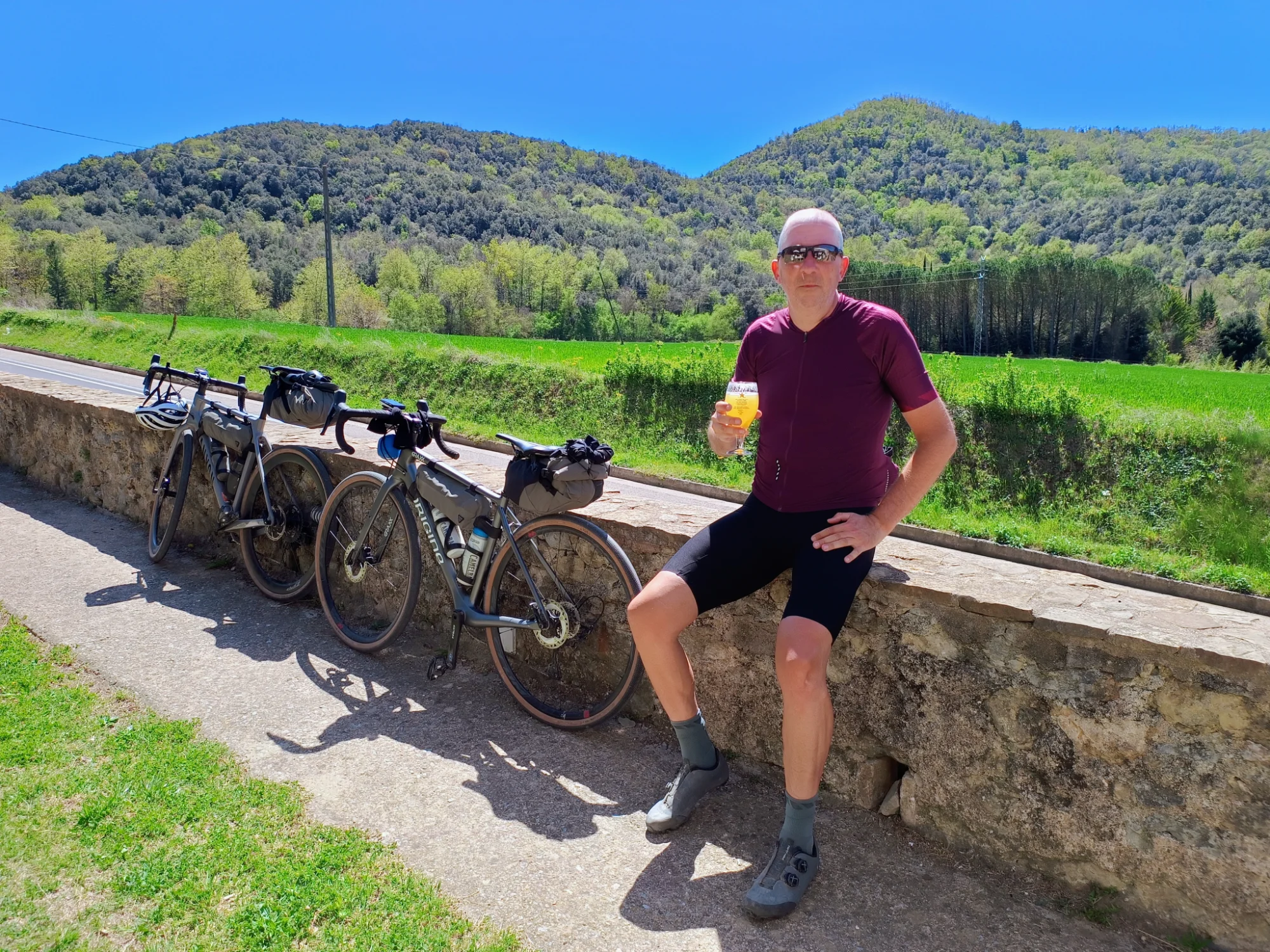 Arno geniet van een biertje na de rit met prachtig landschap