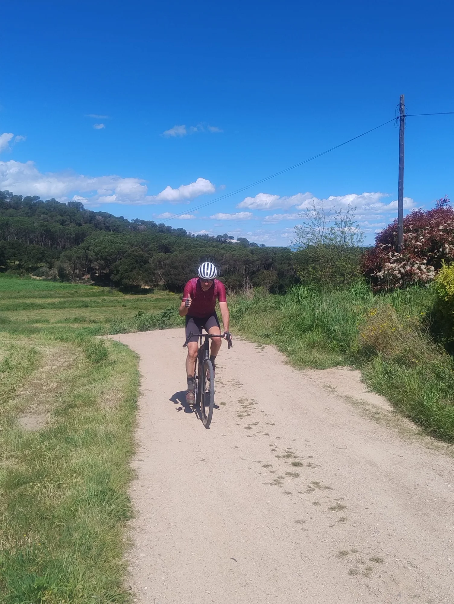 Arno op een gravelpad met prachtig landschap