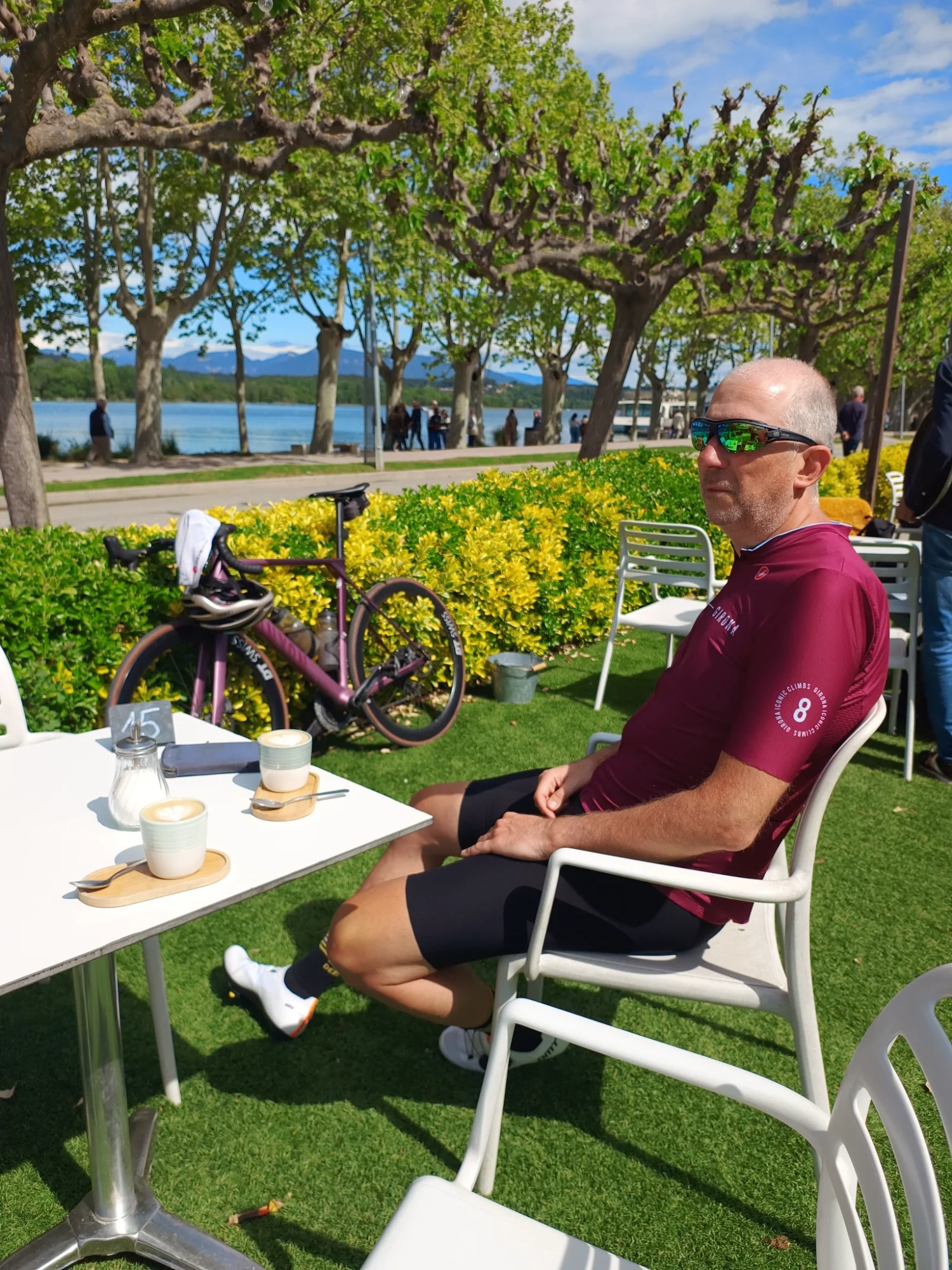 Koffiepauze aan het meer in Banyoles