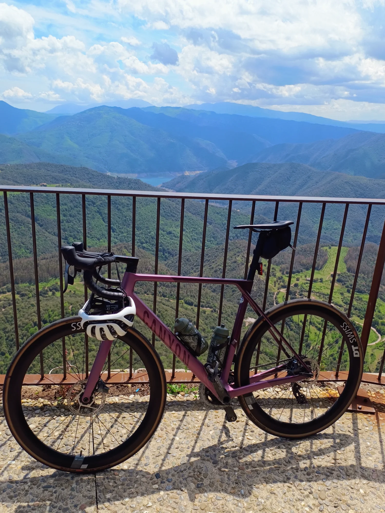 Fiets met spectaculair bergzicht