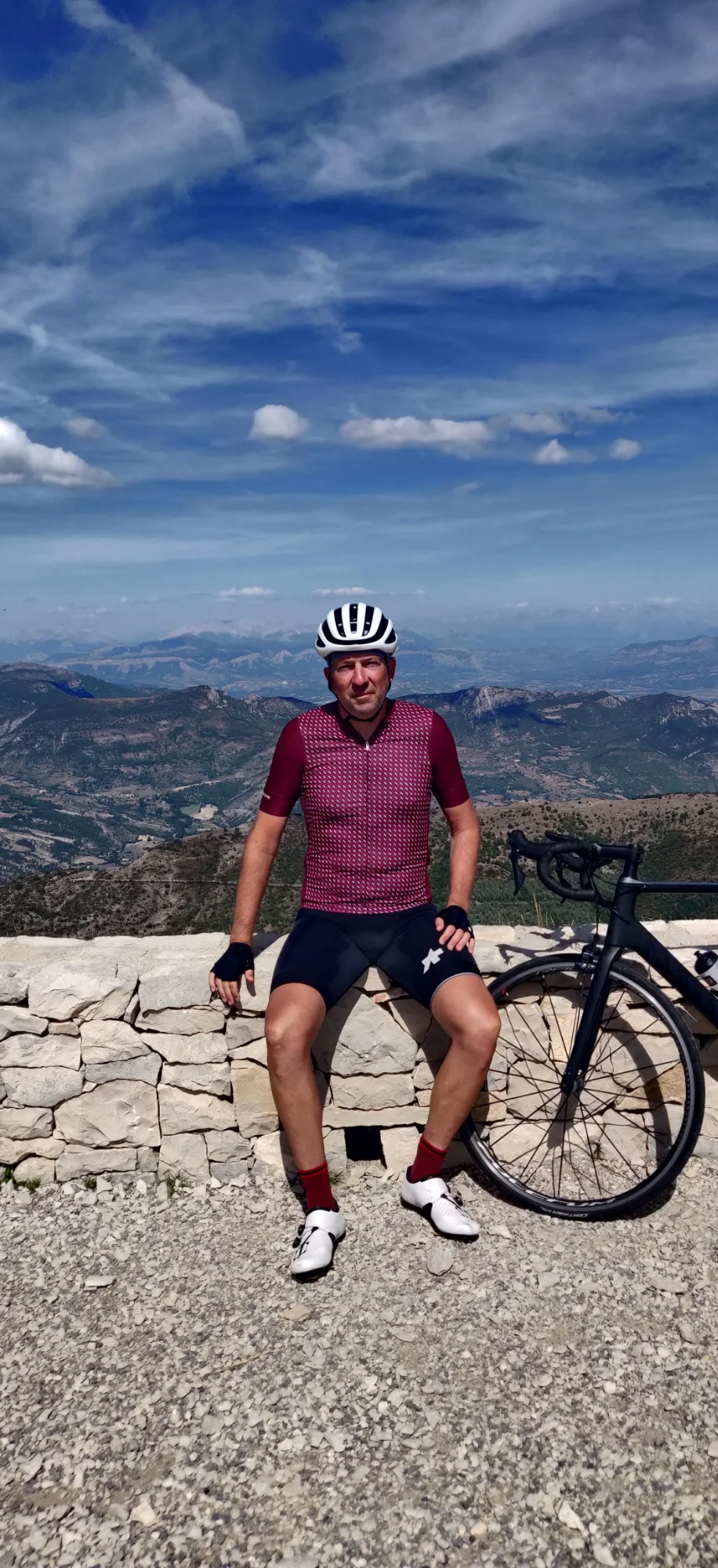 Arno op de top met panoramisch uitzicht